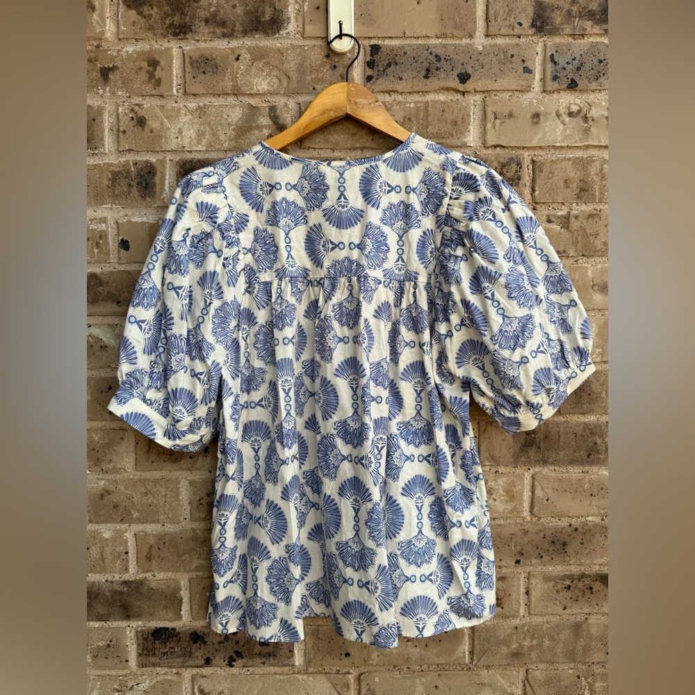 entro NWT The Charmer Blue Floral Blouse Peasant Tunic Size Large - Picture 6 of 13